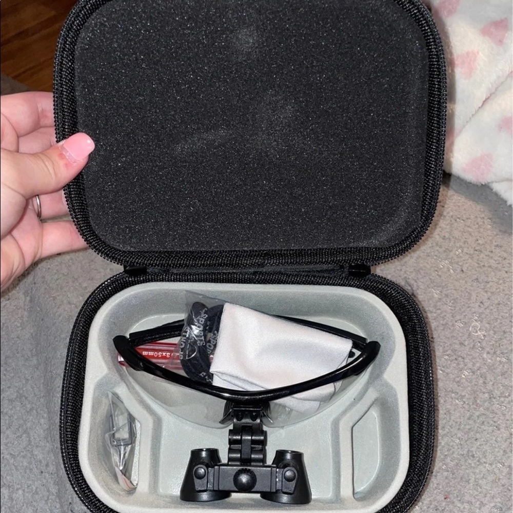 Dental loupes without light.